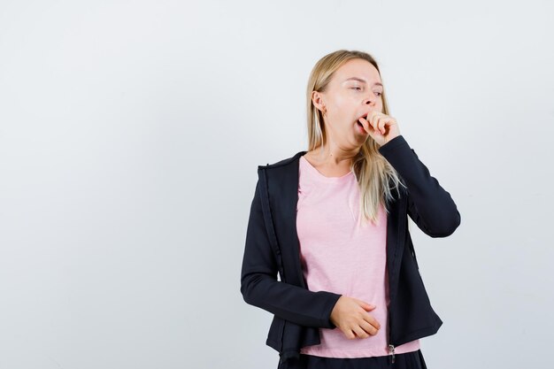 分離された若いブロンドの魅力的な女性