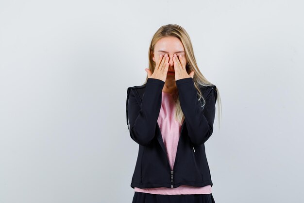 分離された若いブロンドの魅力的な女性