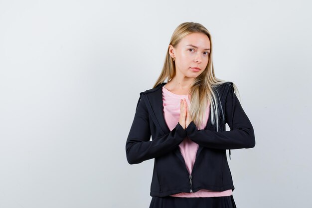 分離された若いブロンドの魅力的な女性