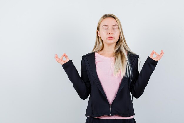 分離された若いブロンドの魅力的な女性