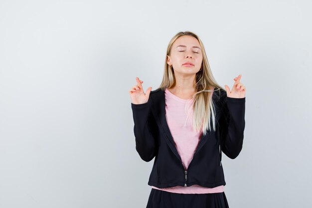 分離された若いブロンドの魅力的な女性