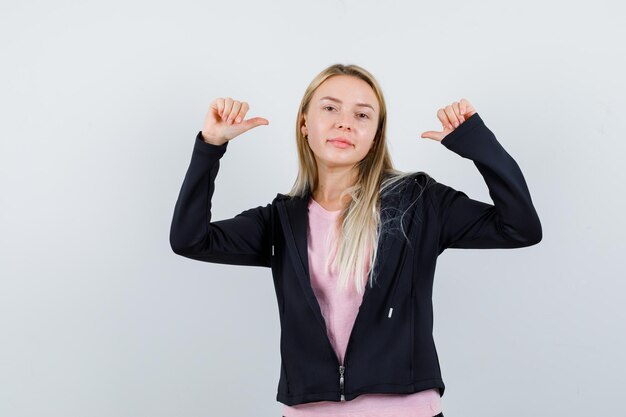 分離された若いブロンドの魅力的な女性