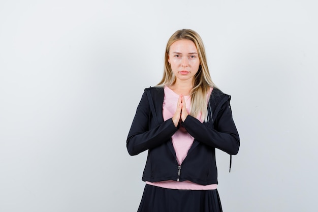 分離された若いブロンドの魅力的な女性