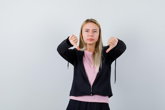 分離された若いブロンドの魅力的な女性