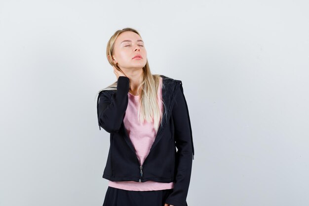 分離された若いブロンドの魅力的な女性