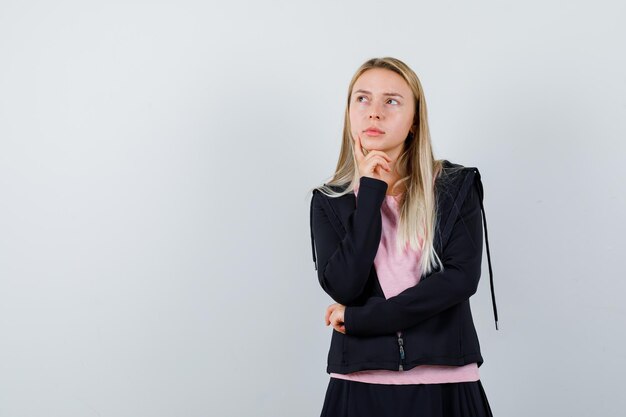 分離された若いブロンドの魅力的な女性