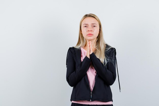 分離された若いブロンドの魅力的な女性