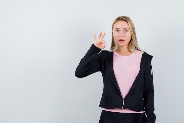 Foto gratuita giovane donna affascinante bionda isolata