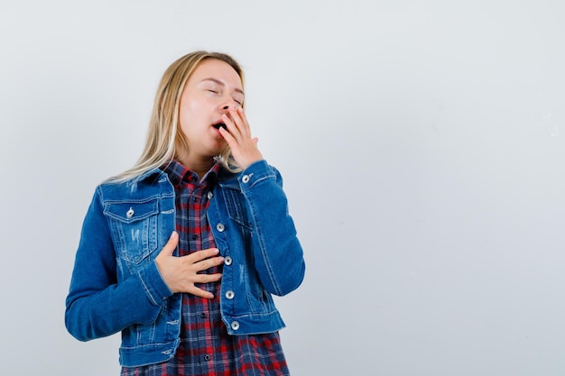 Foto gratuita giovane donna affascinante bionda isolata