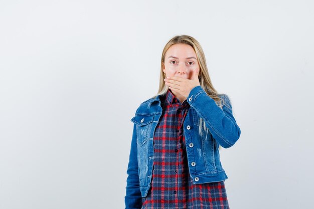 Foto gratuita giovane donna affascinante bionda isolata