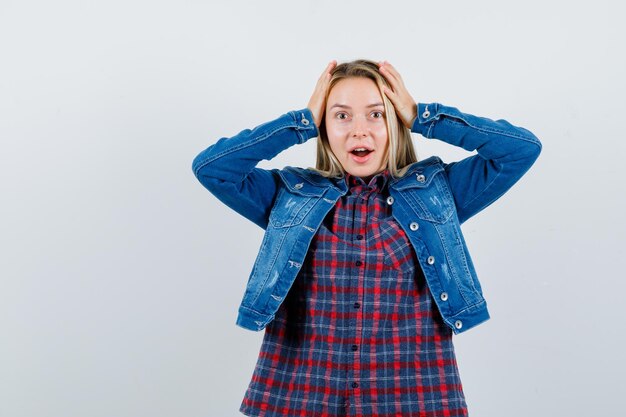 Foto gratuita giovane donna affascinante bionda isolata