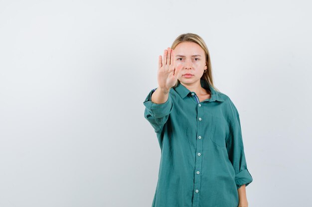 分離された若いブロンドの魅力的な女性