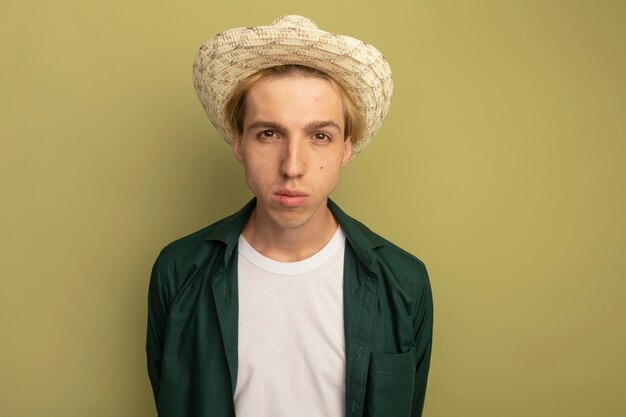 Foto gratuita giovane ragazzo biondo che indossa la maglietta e il cappello verdi