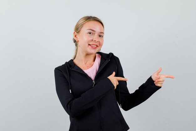 Foto gratuita giovane donna bionda con una giacca nera