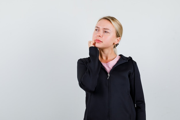 Giovane donna bionda con una giacca nera