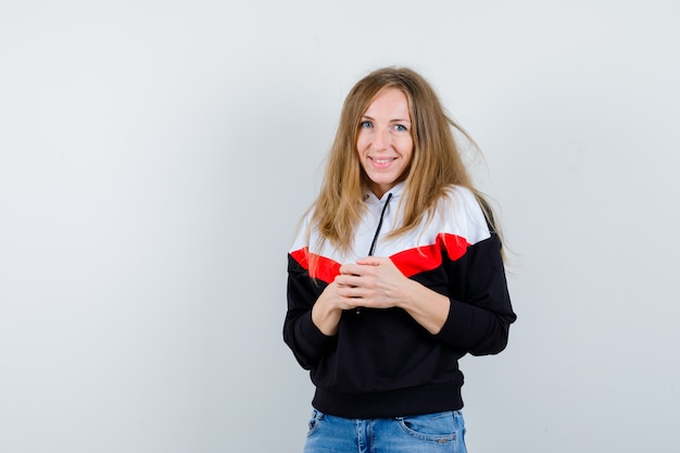 Foto gratuita giovane donna bionda in una giacca e jeans