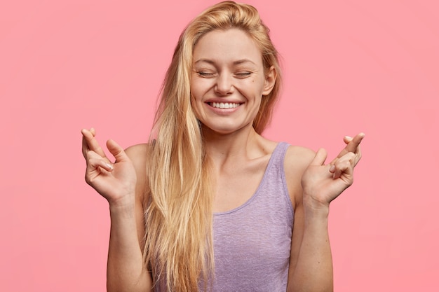 Foto gratuita giovane donna bionda in cima viola