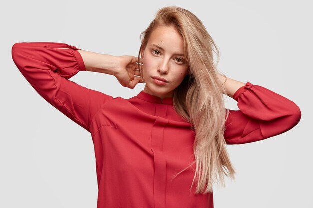 Молодая блондинка в красной рубашке