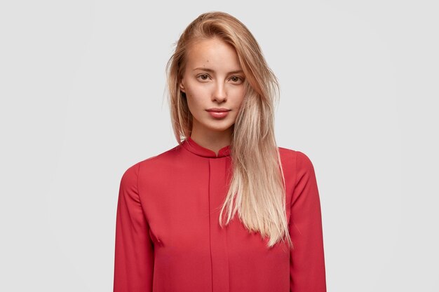 赤いシャツを着た若いブロンドの女性
