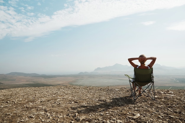 無料写真 丘の上に座っている若いブロンドの女性