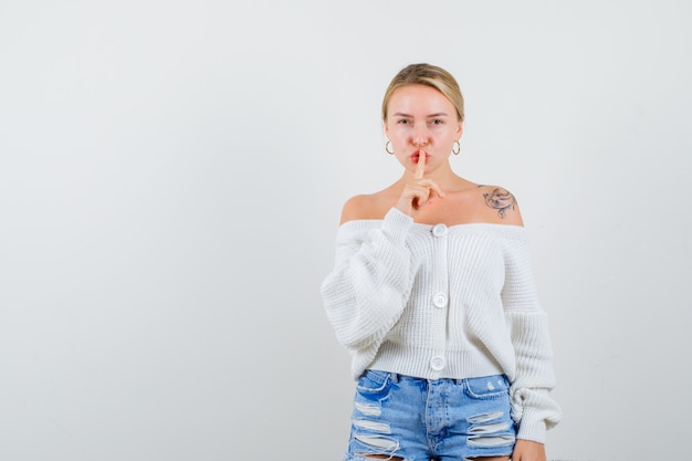 Free photo young blonde woman in a white cardigan