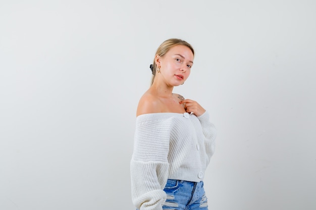 Foto gratuita giovane donna bionda in un cardigan bianco