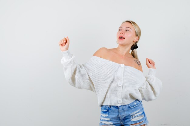 Free photo young blonde woman in a white cardigan