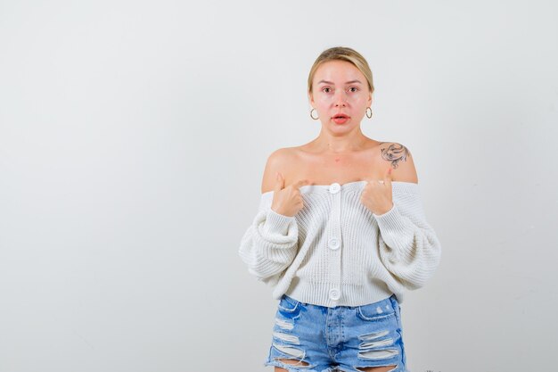 Free photo young blonde woman in a white cardigan