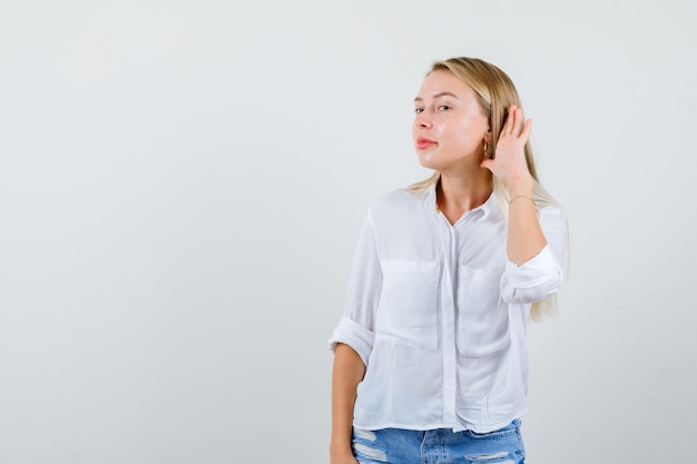 白いシャツを着た若いブロンドの女性