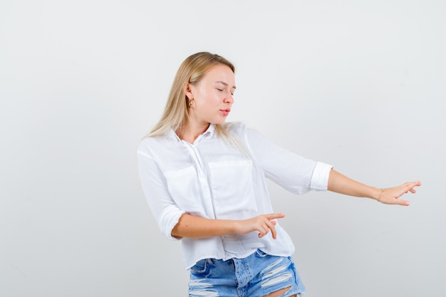 Giovane donna bionda in camicia bianca