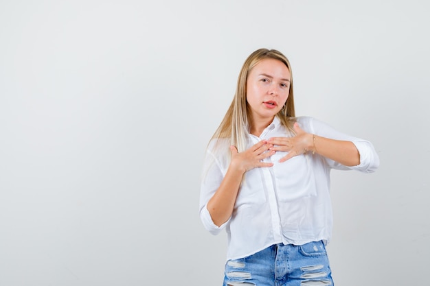 白いシャツを着た若いブロンドの女性