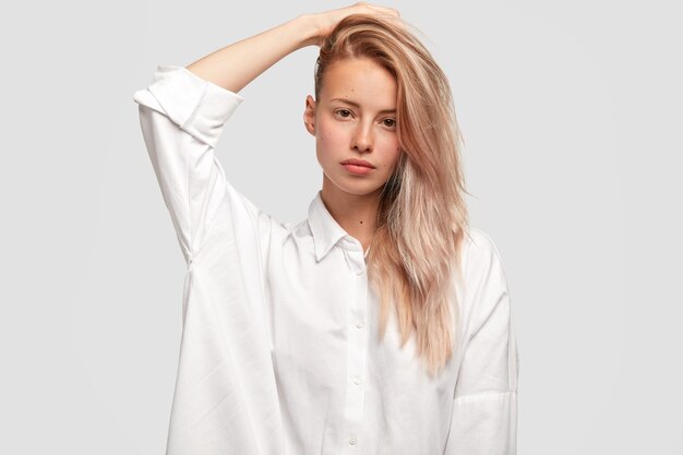 白いシャツを着た若いブロンドの女性