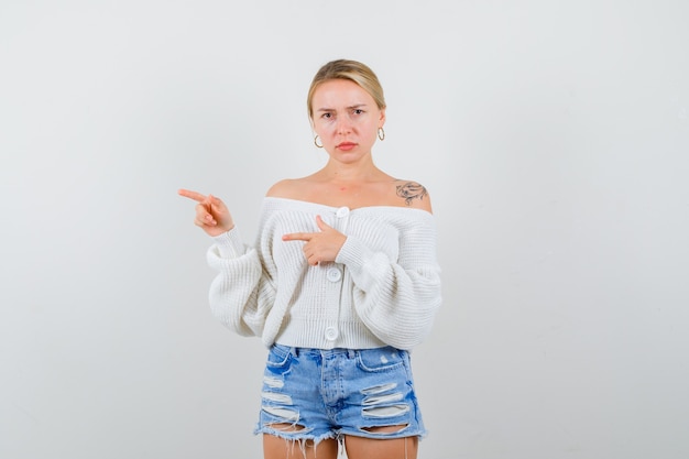 흰 스웨터를 입은 젊은 금발의 여자