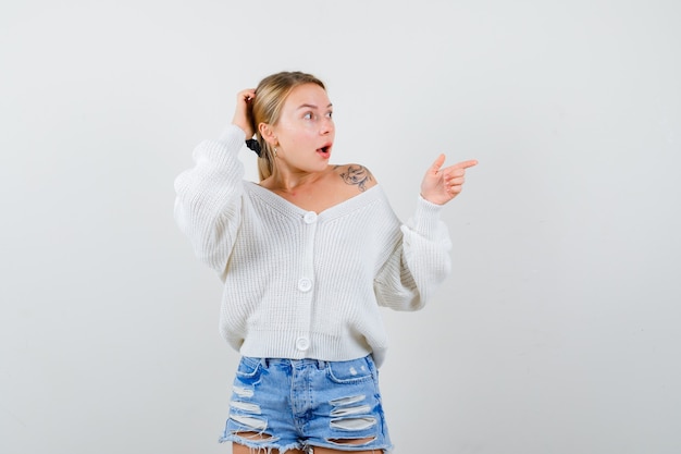 Giovane donna bionda con un maglione bianco