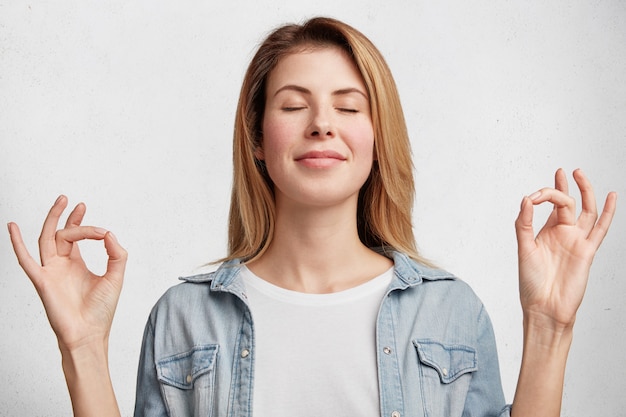 Free photo young blonde woman with denim shirt