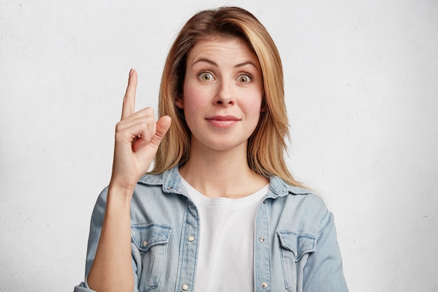 Free photo young blonde woman with denim shirt