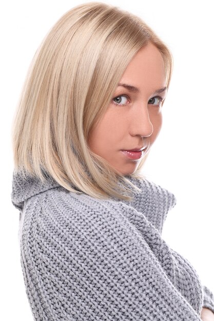 Молодая блондинка с теплым свитером