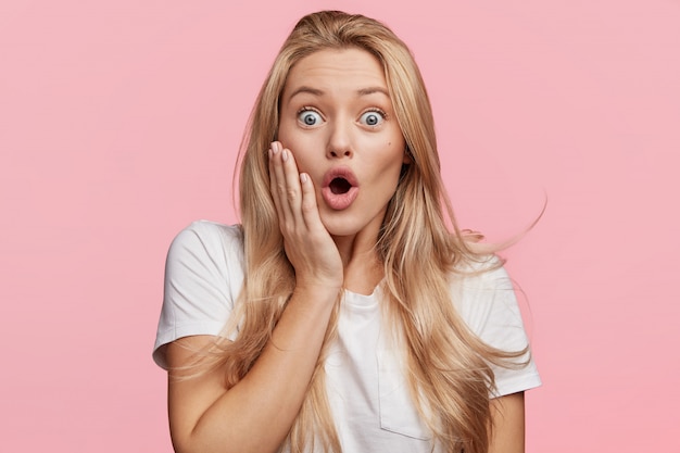 Free photo young blonde woman with white t-shirt