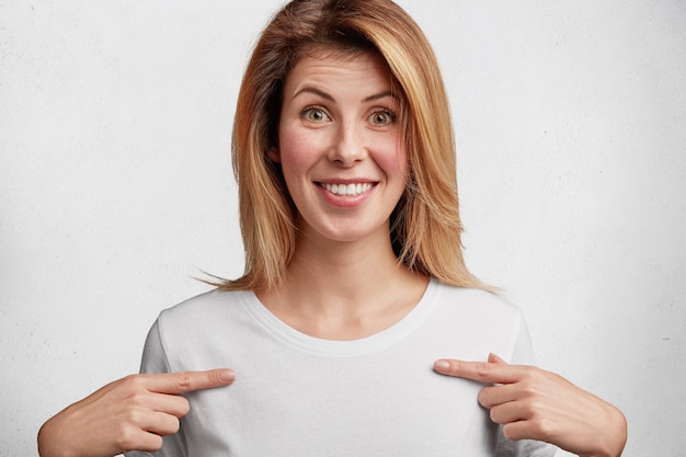 Free photo young blonde woman with white t-shirt