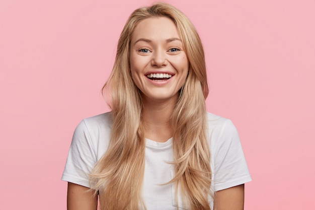 Free photo young blonde woman with white t-shirt
