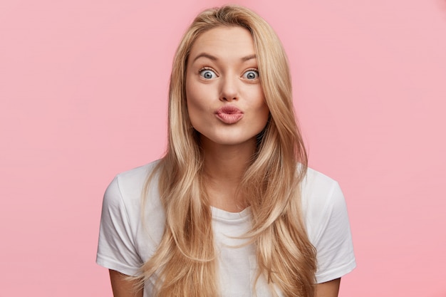 Free photo young blonde woman with white t-shirt