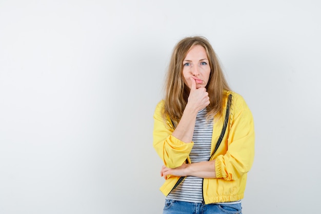 Foto gratuita giovane donna bionda in una giacca gialla