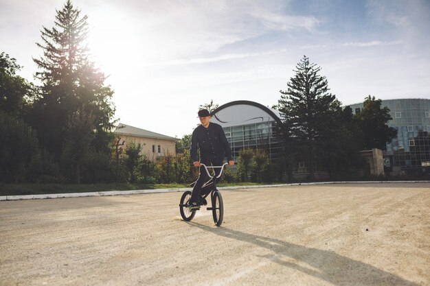 젊은 BMX 자전거 라이더