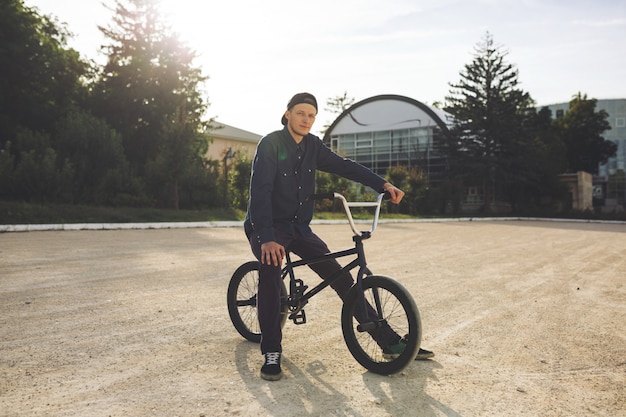 Free photo young bmx bicycle rider