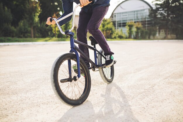 젊은 BMX 자전거 라이더