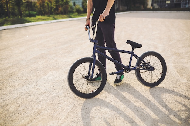 若いBMX自転車ライダー