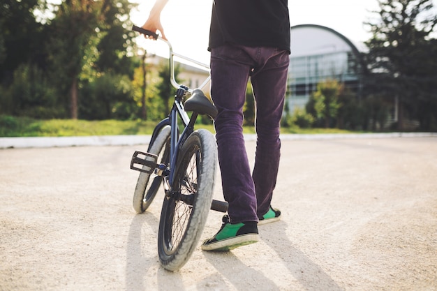 젊은 BMX 자전거 라이더