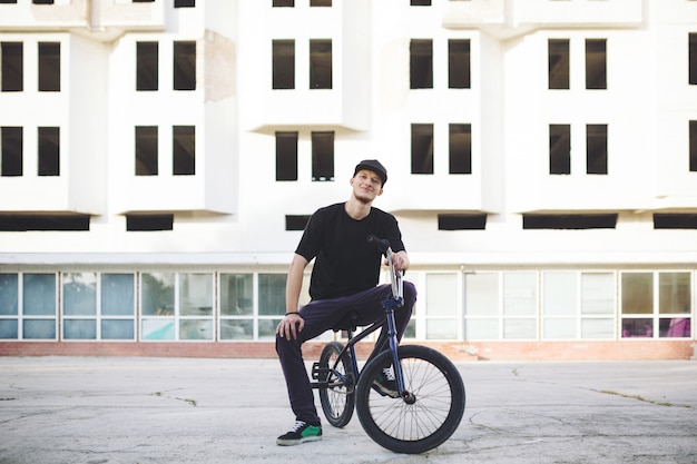 Free photo young bmx bicycle rider