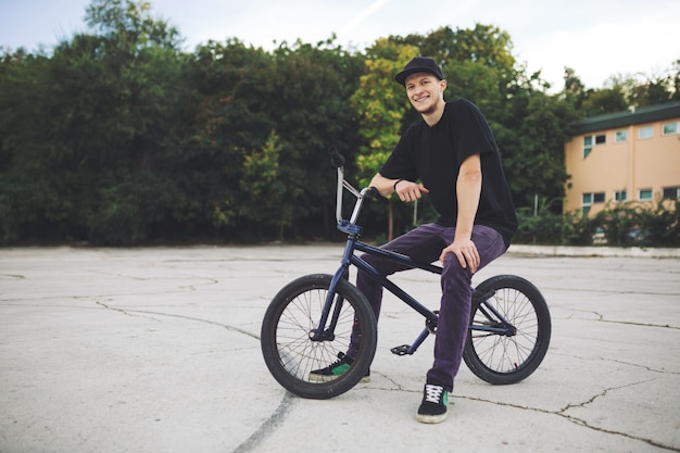 Free photo young bmx bicycle rider