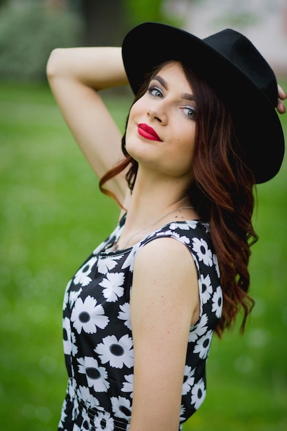 赤い口紅と帽子の笑顔で若いボスニアの女性